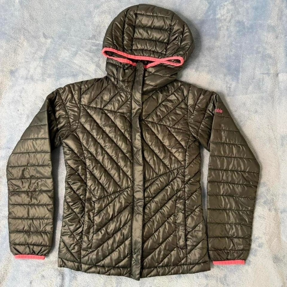 Columbia black puffer jacket with pink accents Size 10 years